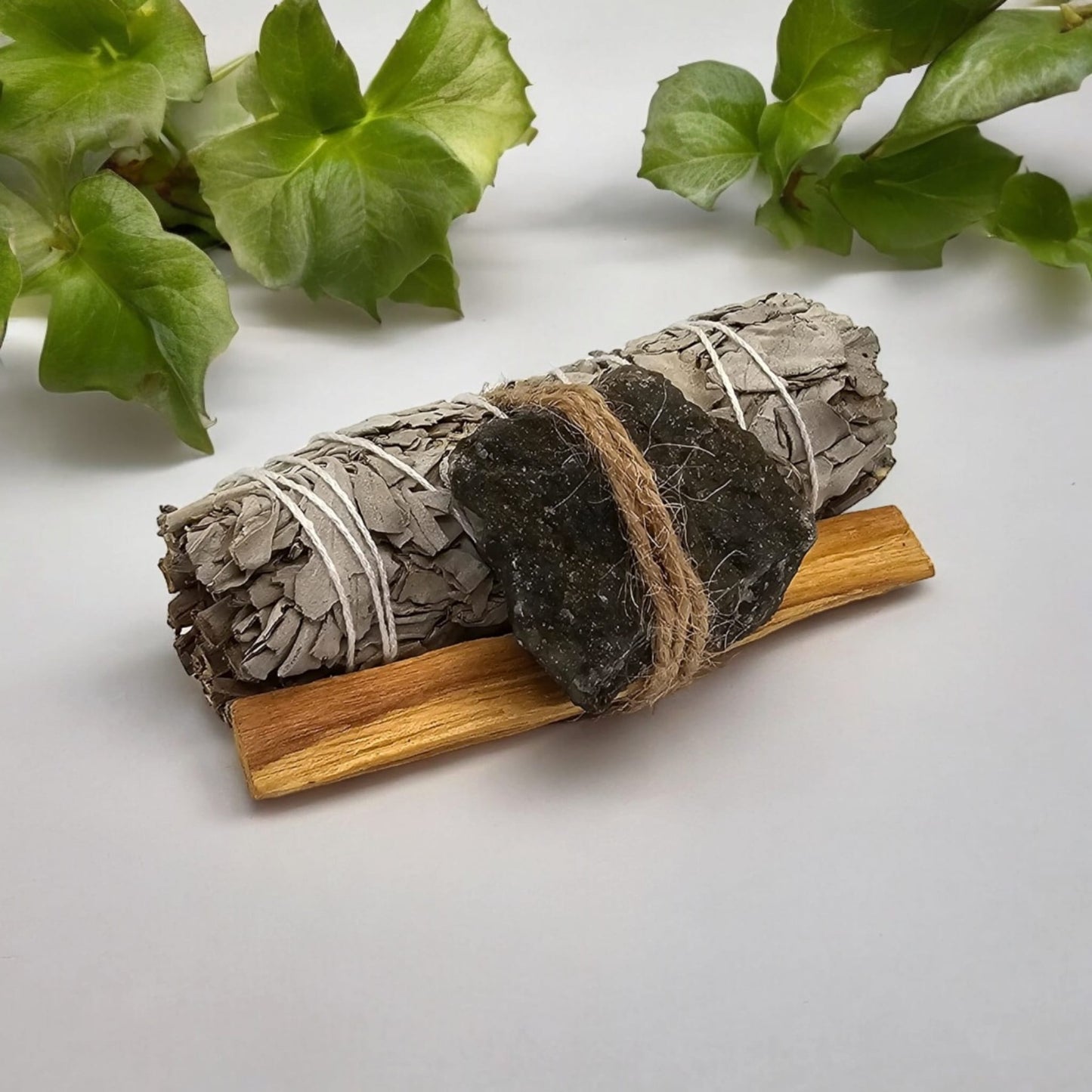 Salvia Blanca, Palito de Palo Santo y Piedra Cristal Natural